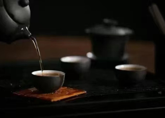 چای اوولونگ گرم یا سرد با عطر گل برای پیشنهادات