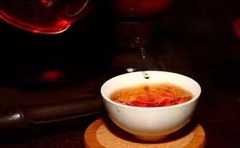 رنگ قهوه ای روشن چربی را تجزیه می کند با عطر گل