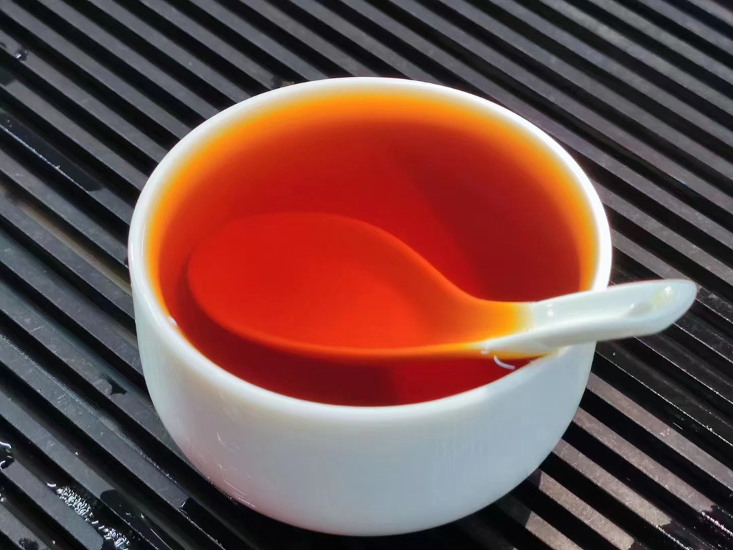 ۲۰۲۲ بهار چای تازه چای سیاه کوه ووئی چنگ شان گل های کوچک میوه دار چای وحشی کوهستان بلند تونگمو گوان سان