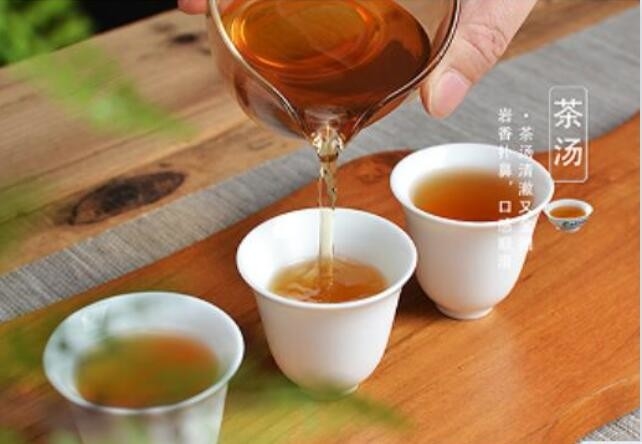 لوازم اصلی: قوری چینی، فنجان چای (فنجان آبی و سفید، چای سفید بهتر است) ، سینی چای یا چای