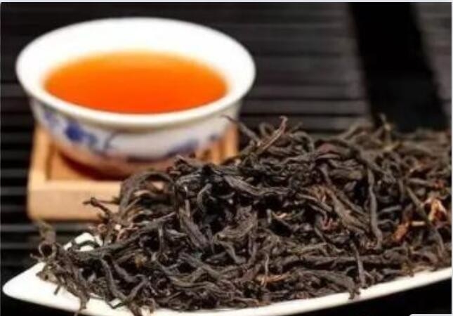 جومای نقره ای، جوانه چای چای وحشی است که از گونه های کوچک و ارگانیک اصلی چای وحشی در